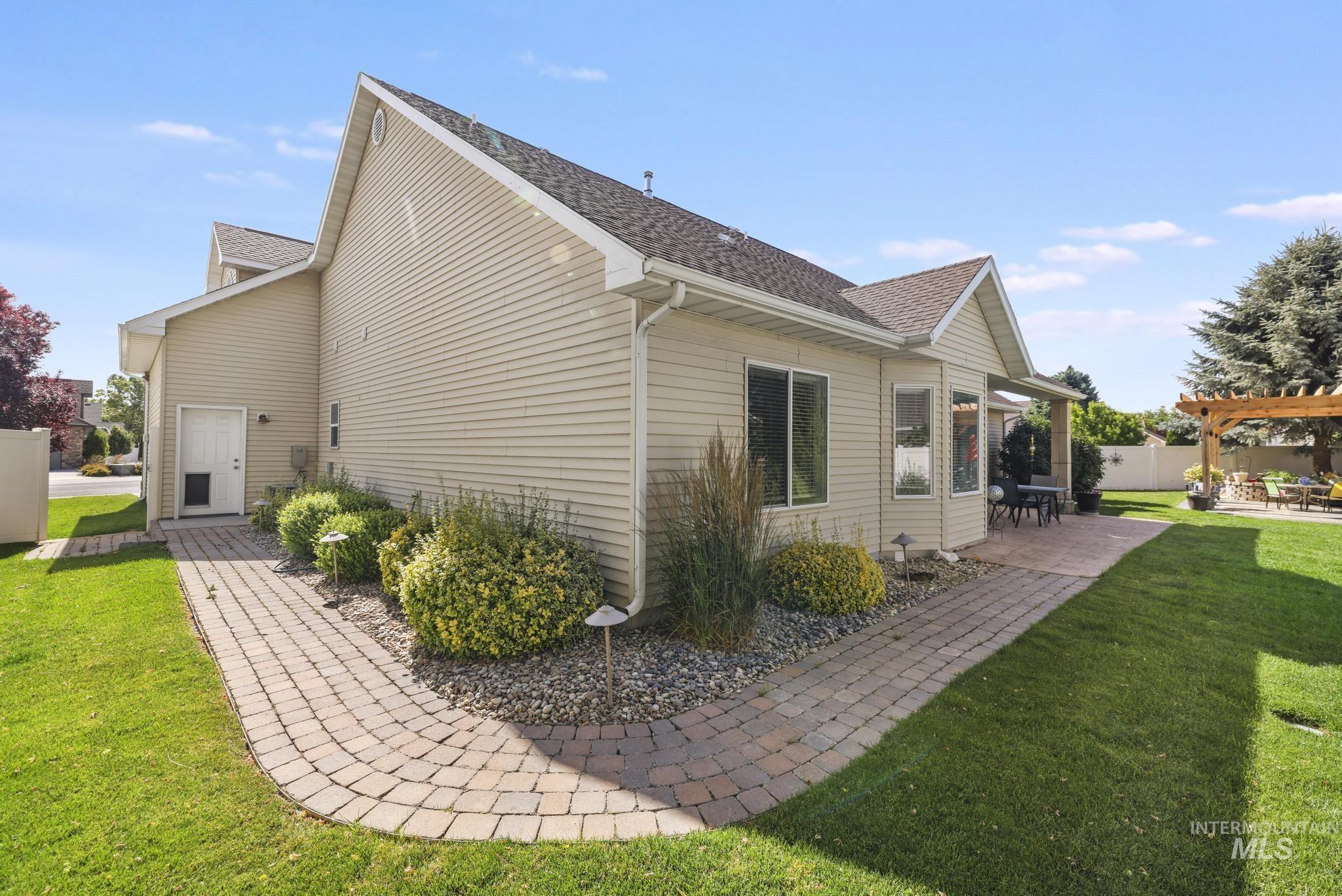 467 Wildrose Loop, Twin Falls, Idaho 83301-8255, 3 Bedrooms, 3 Bathrooms, Residential For Sale, Price $619,000,MLS 98992367