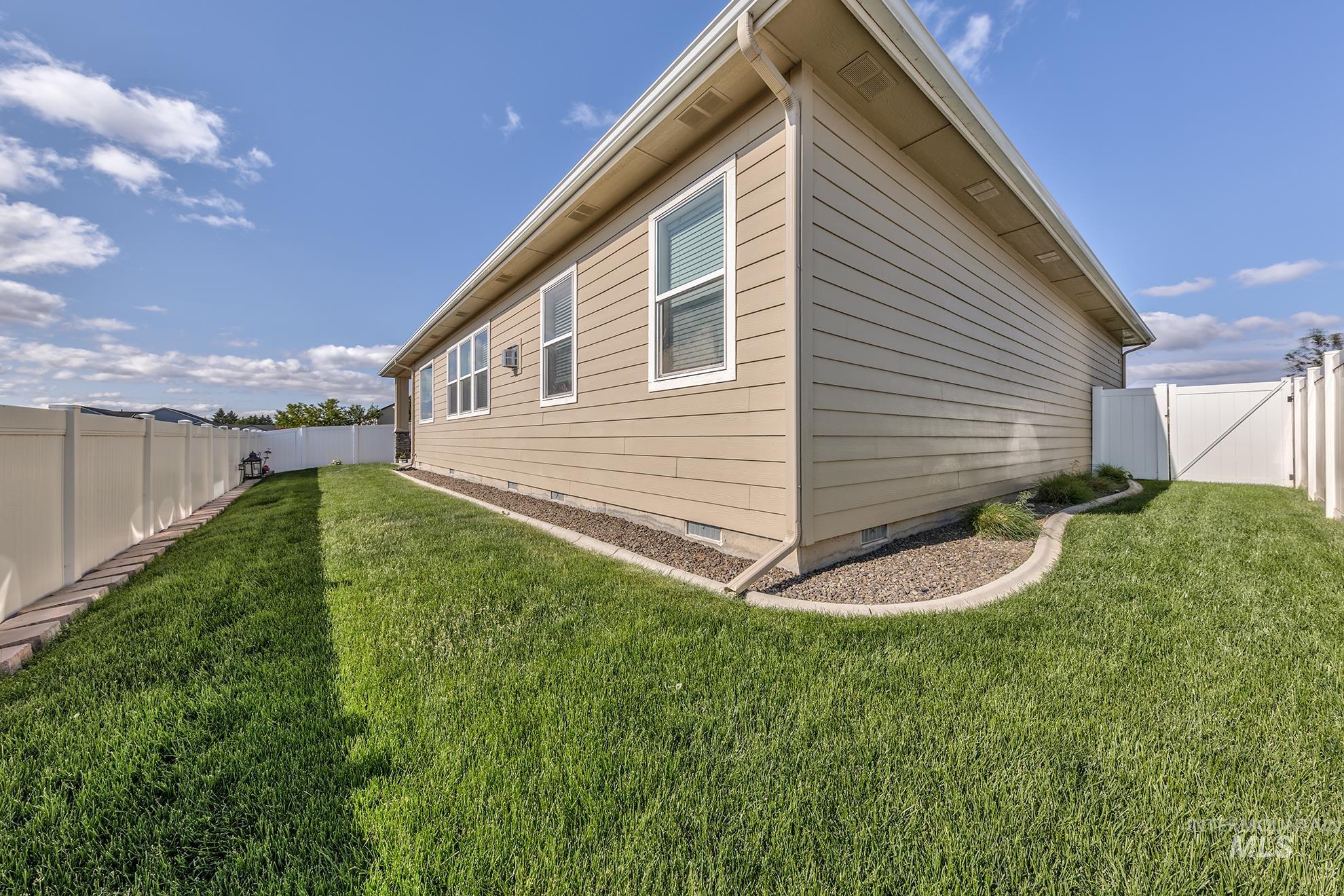 420 Poppy Street, Fruitland, Idaho 83619-1200, 3 Bedrooms, 3 Bathrooms, Residential For Sale, Price $514,000, 98992372