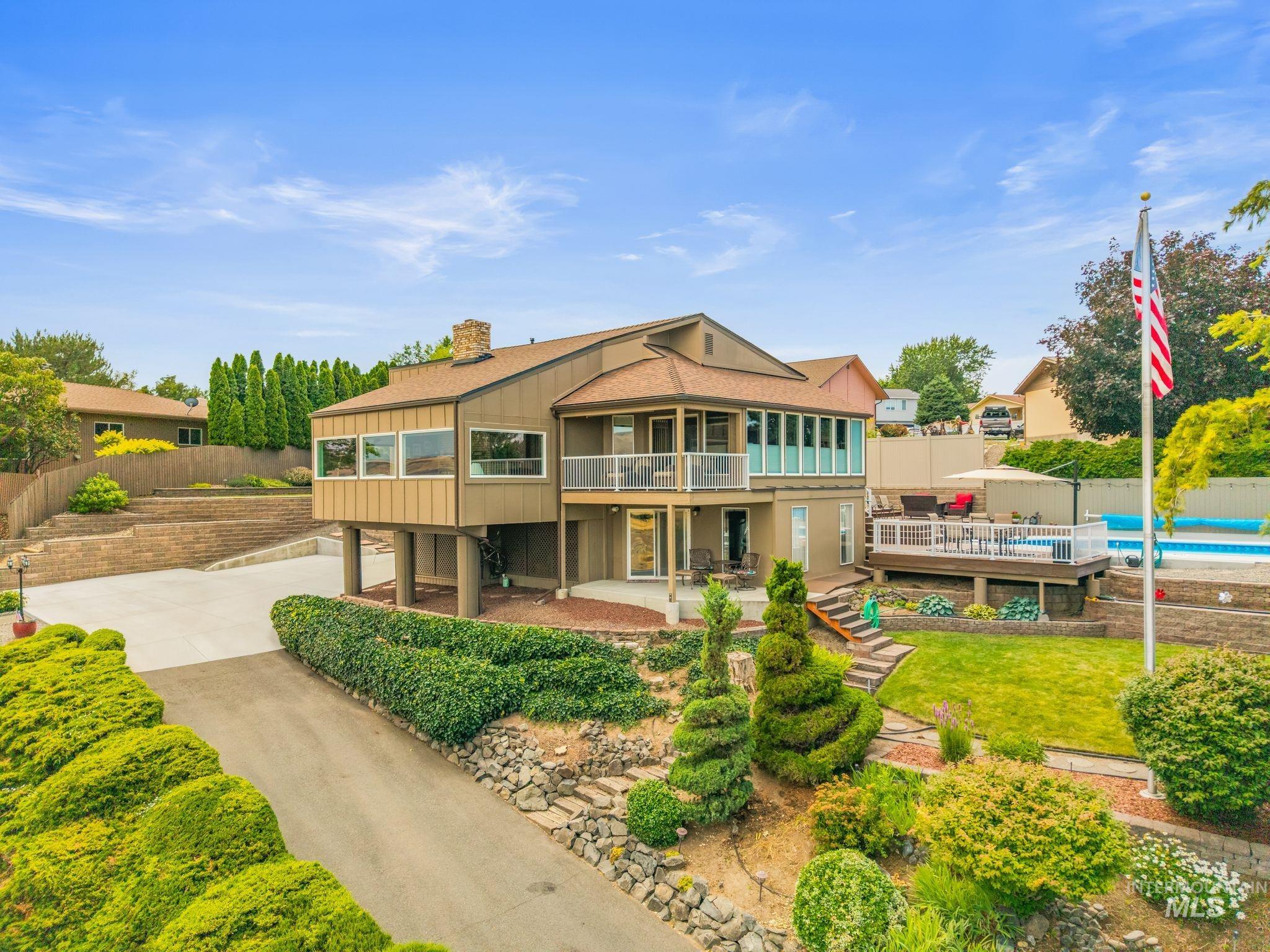 2618 Grandview Drive, Clarkston, Washington 99403, 2 Bedrooms, 2.5 Bathrooms, Residential For Sale, Price $575,000, 98992373