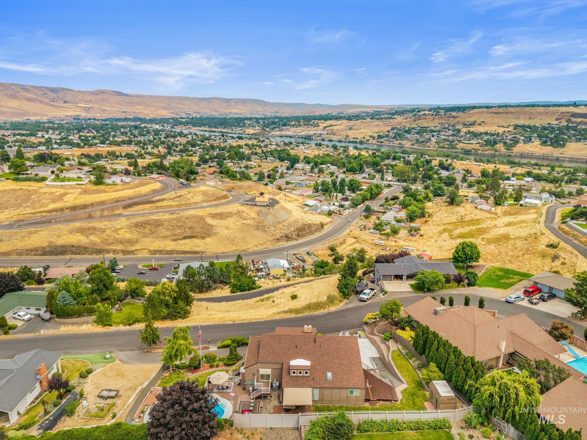 2618 Grandview Drive, Clarkston, Washington 99403, 2 Bedrooms, 2.5 Bathrooms, Residential For Sale, Price $575,000, 98992373