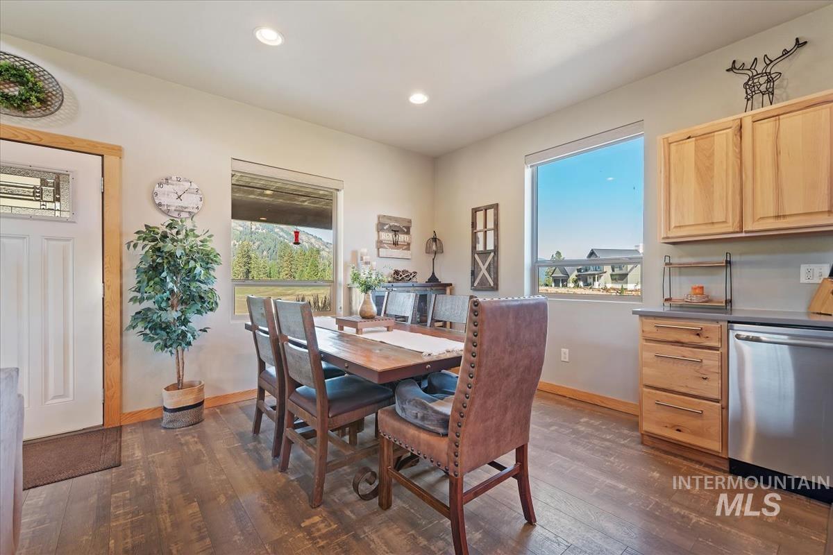 34 Crosstimber Loop, Garden Valley, Idaho 83622, 3 Bedrooms, 2.5 Bathrooms, Residential For Sale, Price $719,000,MLS 98992381