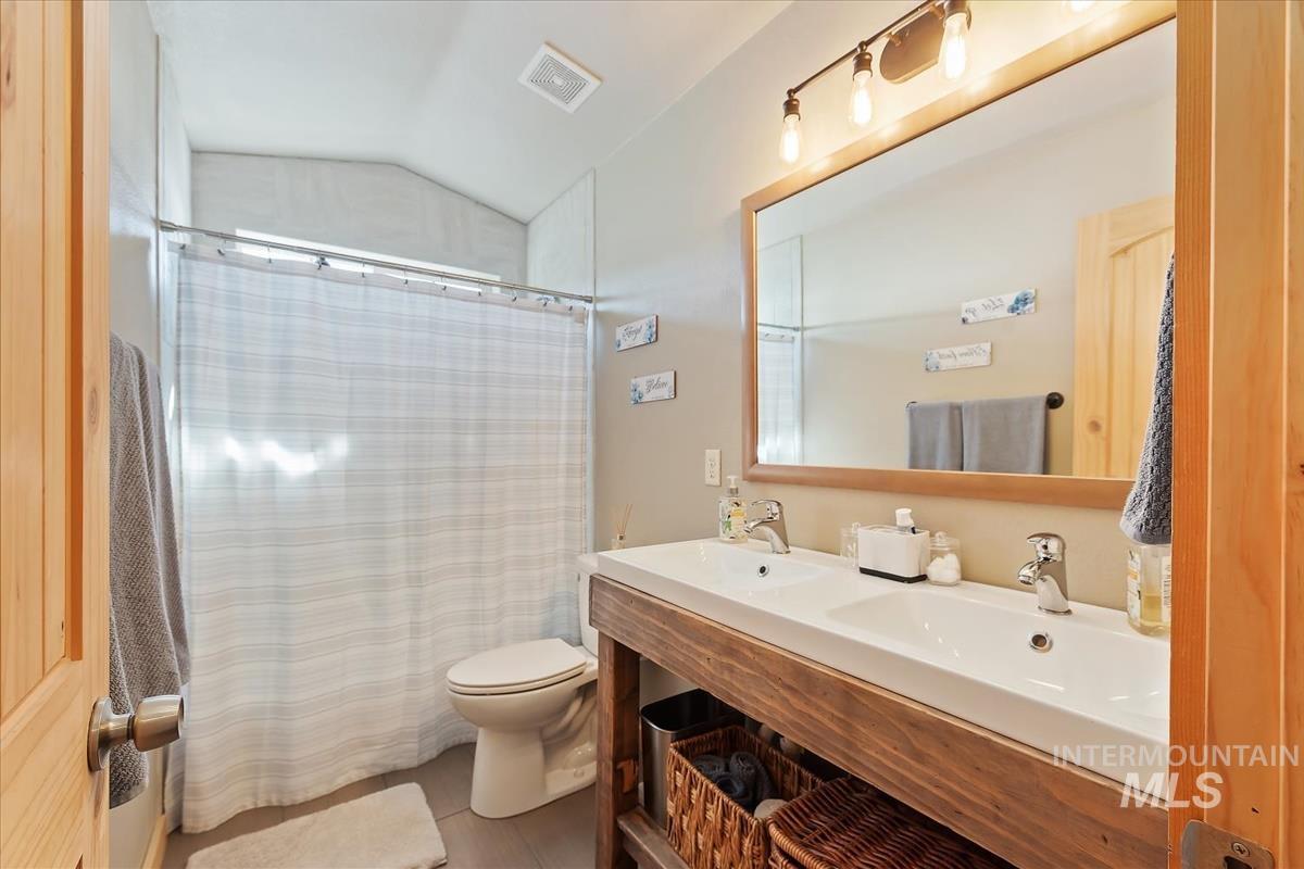34 Crosstimber Loop, Garden Valley, Idaho 83622, 3 Bedrooms, 2.5 Bathrooms, Residential For Sale, Price $719,000,MLS 98992381