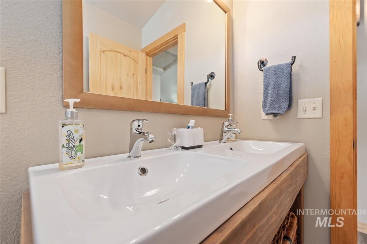 34 Crosstimber Loop, Garden Valley, Idaho 83622, 3 Bedrooms, 2.5 Bathrooms, Residential For Sale, Price $719,000,MLS 98992381