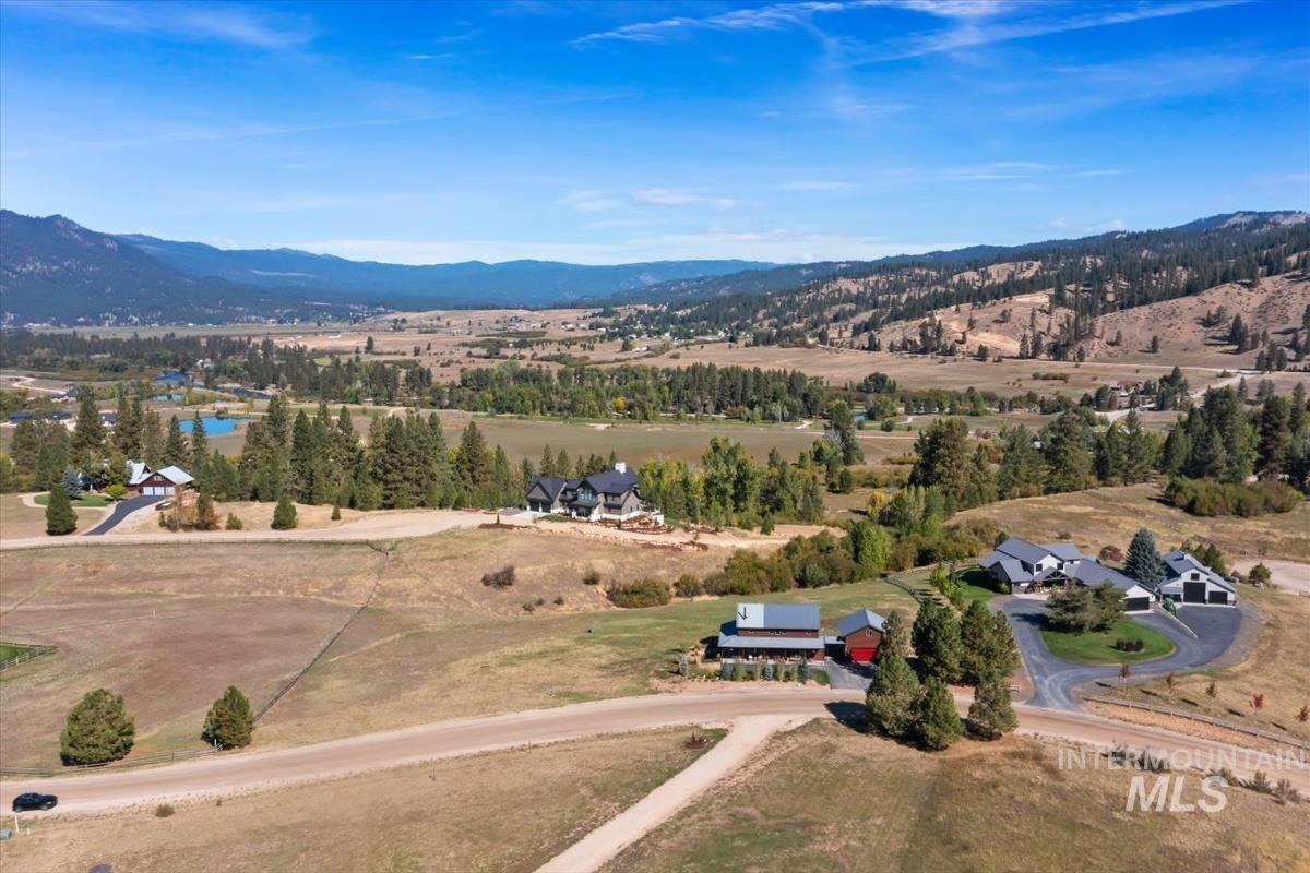 34 Crosstimber Loop, Garden Valley, Idaho 83622, 3 Bedrooms, 2.5 Bathrooms, Residential For Sale, Price $719,000,MLS 98992381