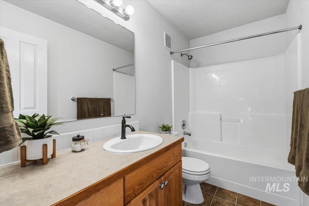 6061 S Oboe, Boise, Idaho 83709, 3 Bedrooms, 2 Bathrooms, Residential For Sale, Price $369,900, 98992400