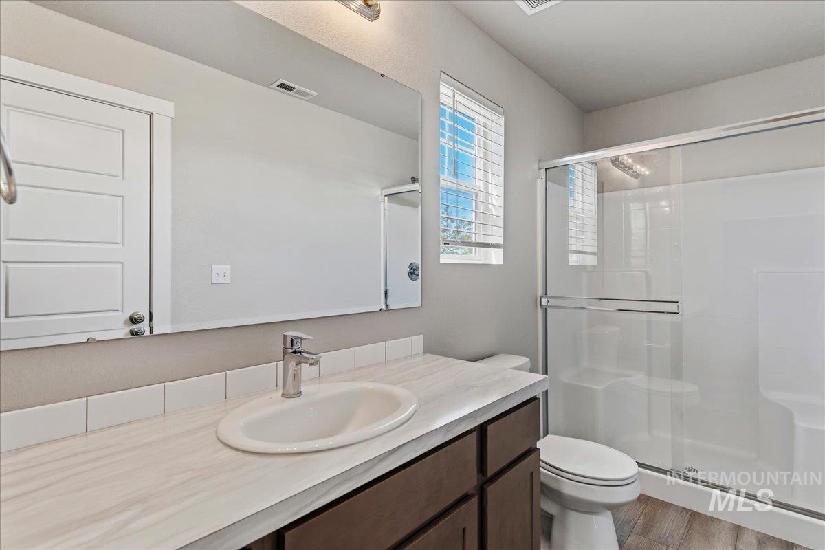 2472 E Blue Tick St, Meridian, Idaho 83642-5374, 2 Bedrooms, 2.5 Bathrooms, Residential For Sale, Price $379,990,MLS 98992401