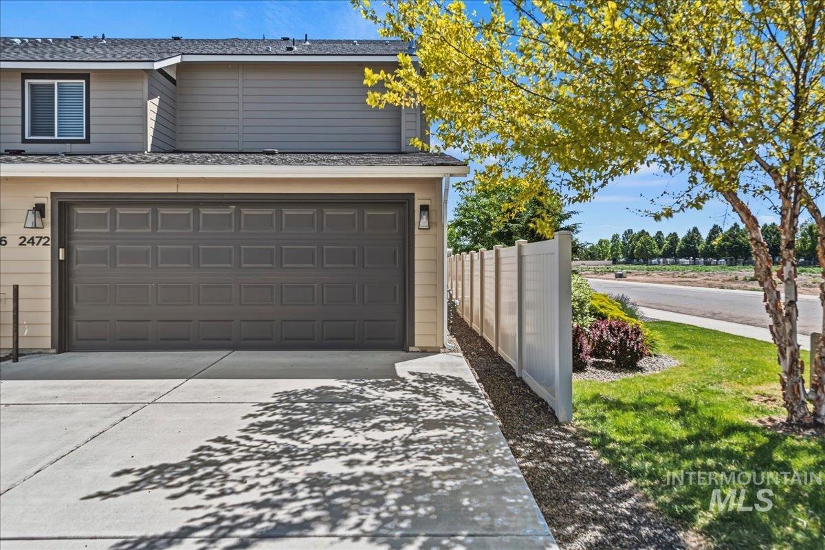 2472 E Blue Tick St, Meridian, Idaho 83642-5374, 2 Bedrooms, 2.5 Bathrooms, Residential For Sale, Price $379,990,MLS 98992401