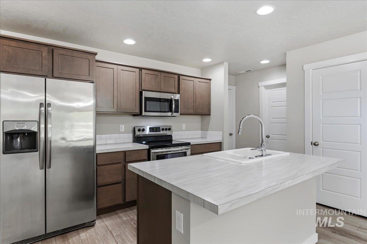 2472 E Blue Tick St, Meridian, Idaho 83642-5374, 2 Bedrooms, 2.5 Bathrooms, Residential For Sale, Price $379,990,MLS 98992401