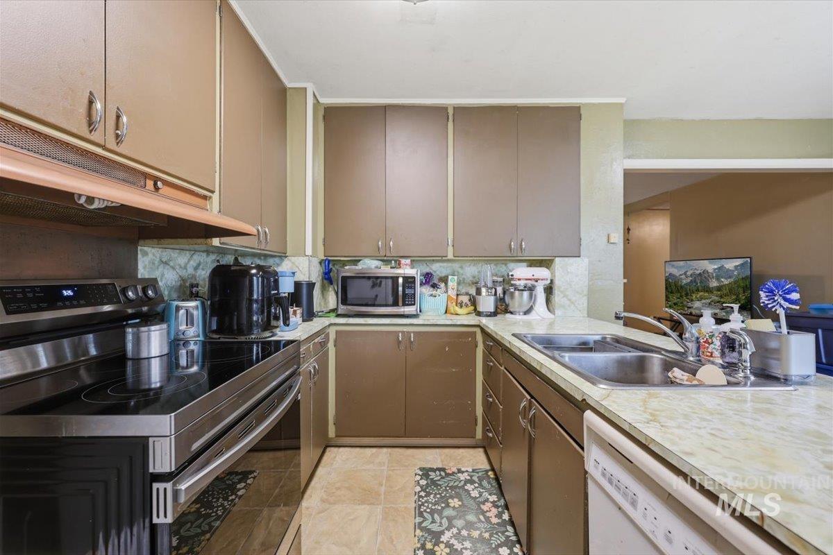 1060 F St W, Vale, Oregon 97918-1430, 3 Bedrooms, 1.5 Bathrooms, Residential For Sale, Price $259,900,MLS 98992406