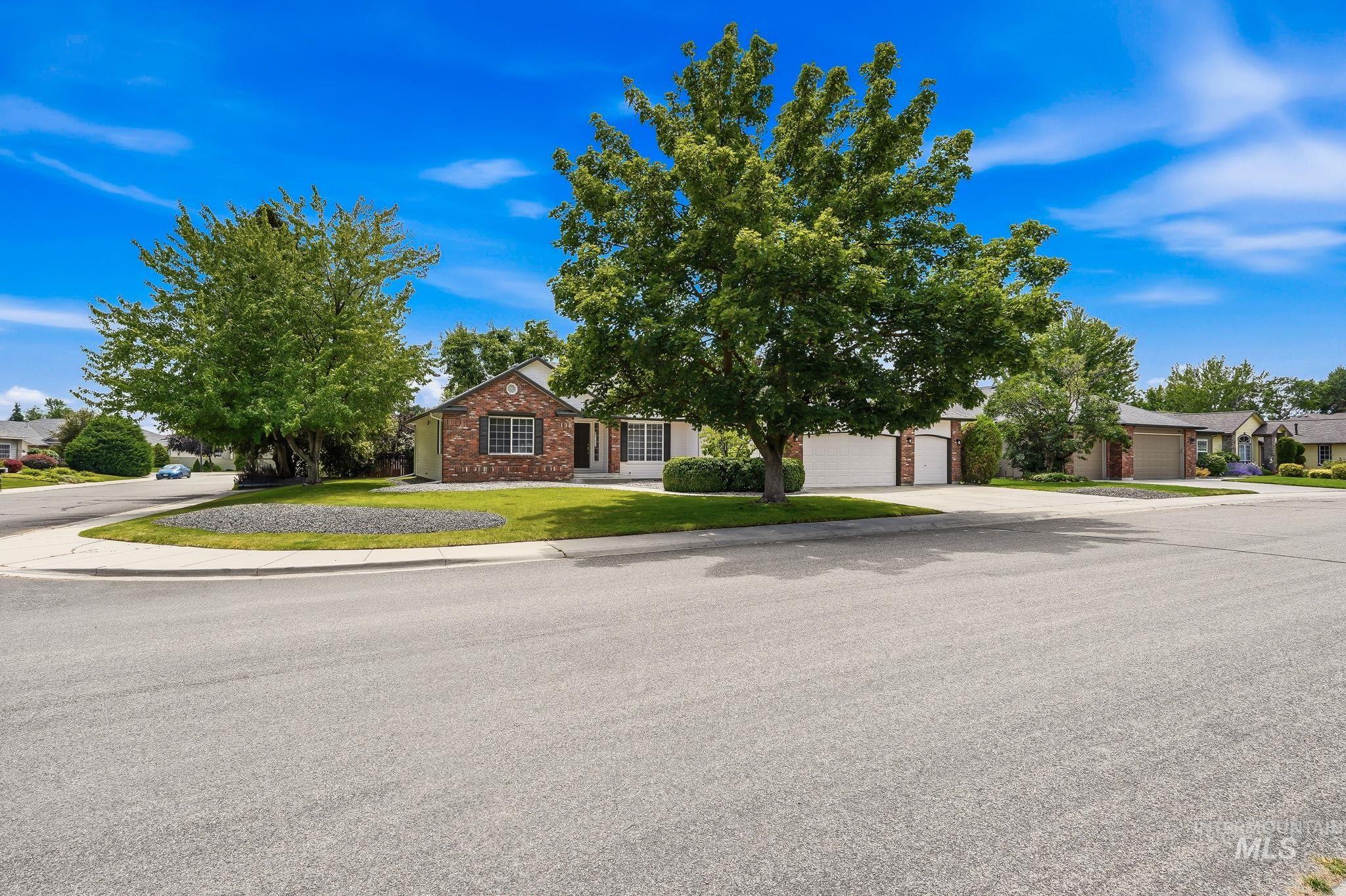 2247 E Gleneagle Dr, Eagle, Idaho 83616-5467, 5 Bedrooms, 3 Bathrooms, Residential For Sale, Price $704,999,MLS 98992408