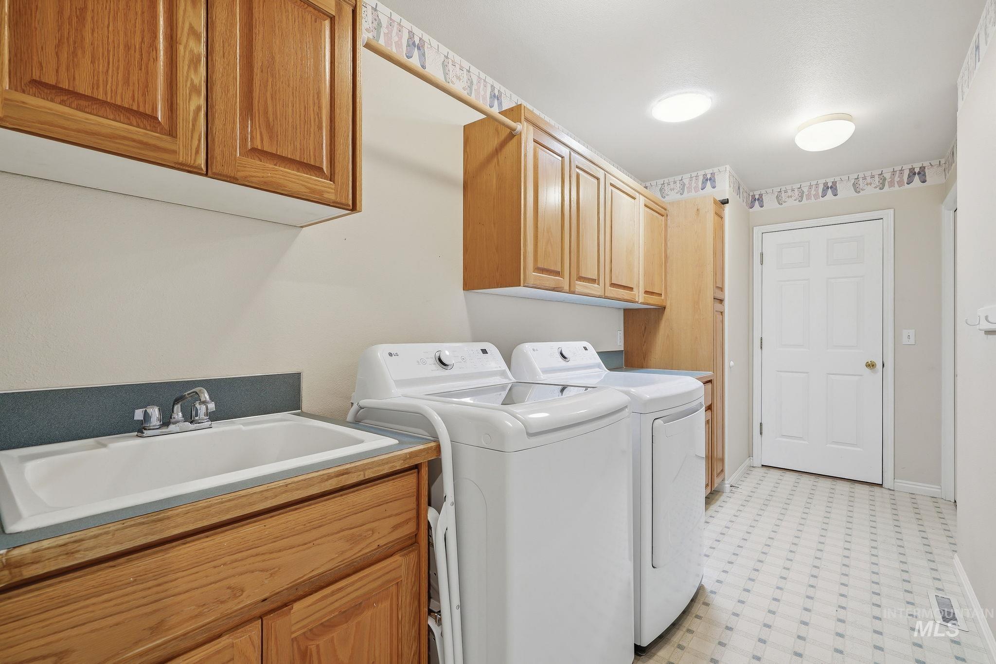 2247 E Gleneagle Dr, Eagle, Idaho 83616-5467, 5 Bedrooms, 3 Bathrooms, Residential For Sale, Price $704,999,MLS 98992408