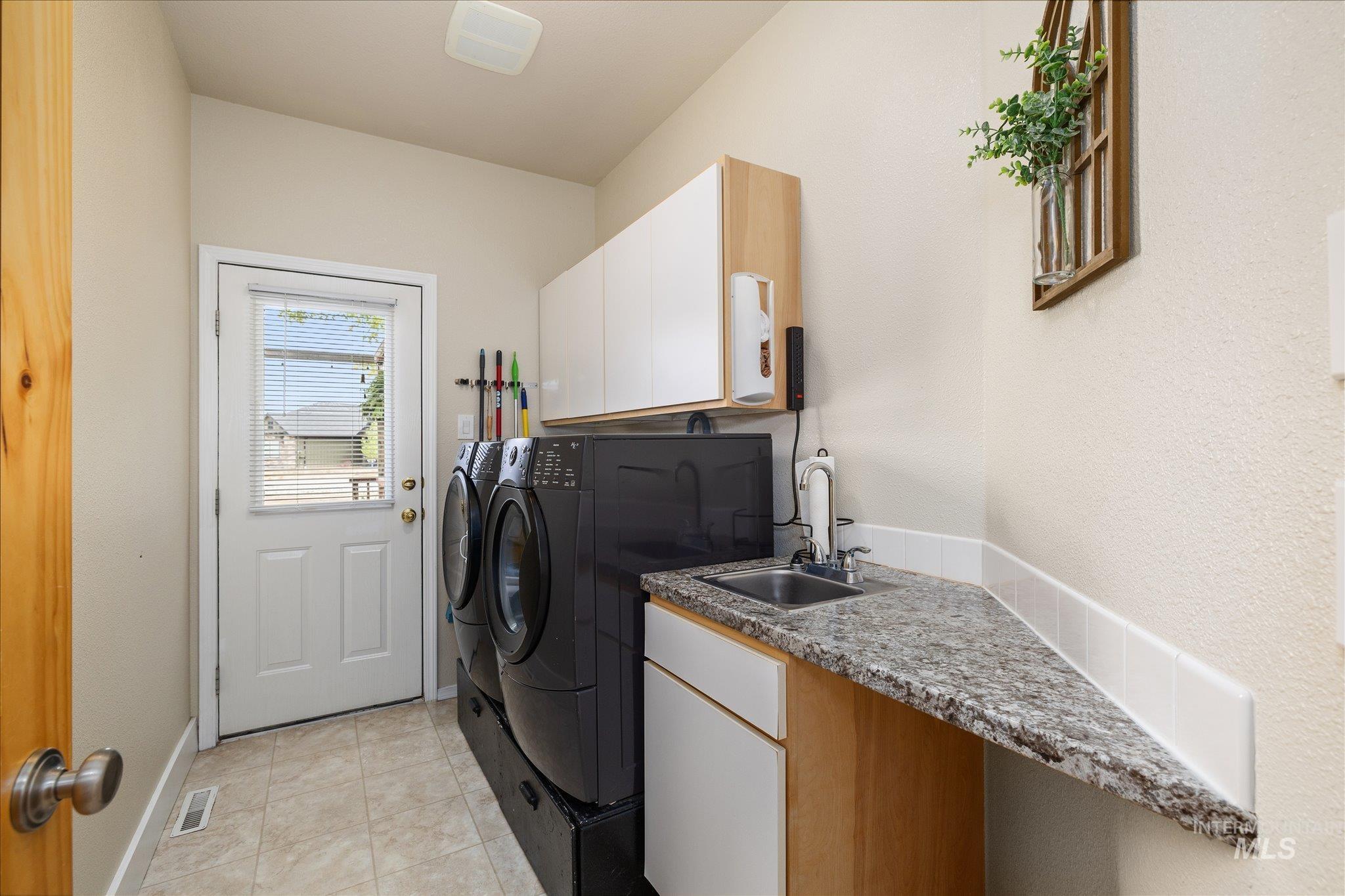 1140 Edgemont St, Emmett, Idaho 83617, 3 Bedrooms, 2.5 Bathrooms, Residential For Sale, Price $889,000,MLS 98992411