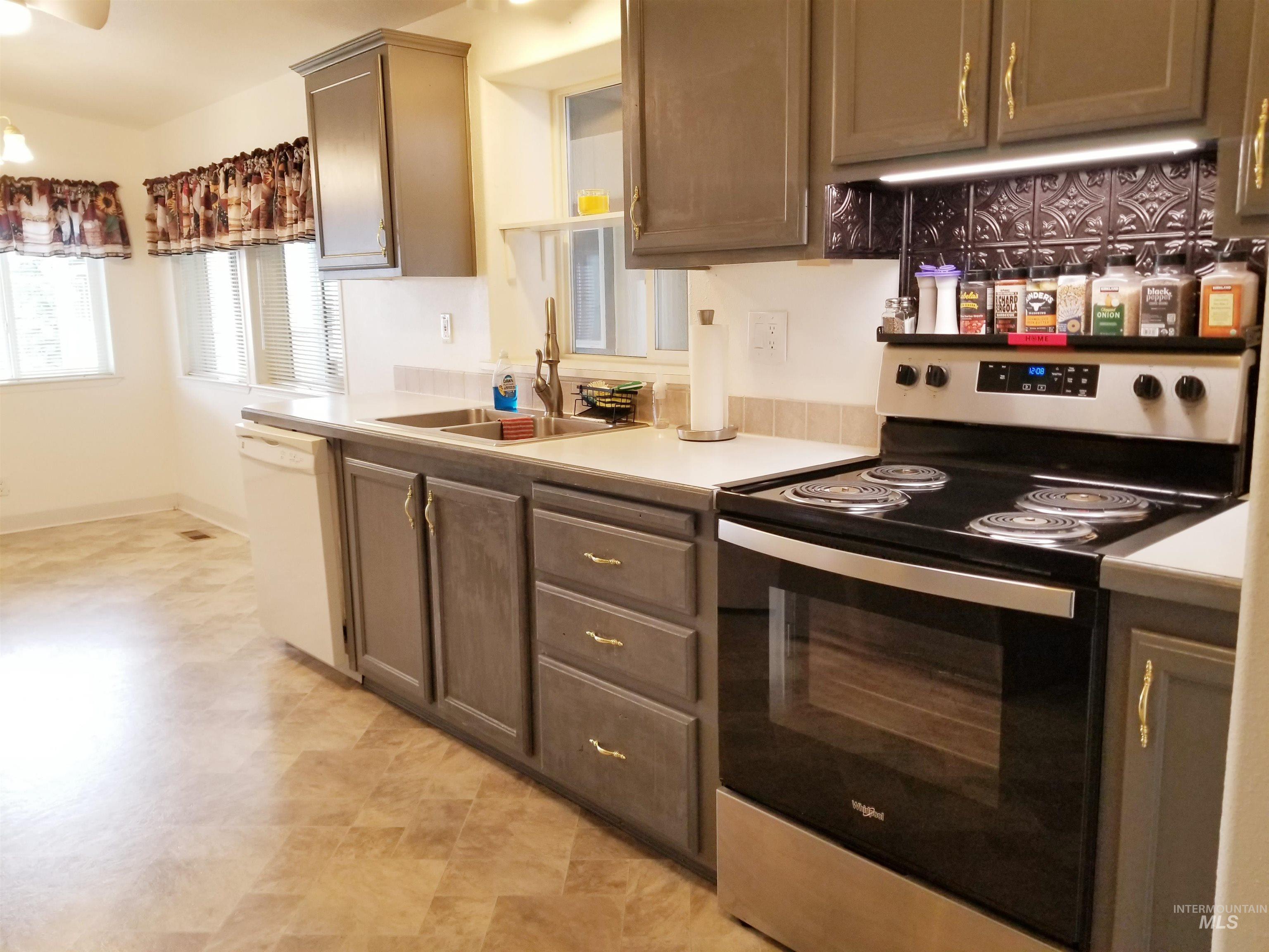 1605 Grandview Dr N, Twin Falls, Idaho 83301, 3 Bedrooms, 2 Bathrooms, Residential For Sale, Price $185,000,MLS 98992416