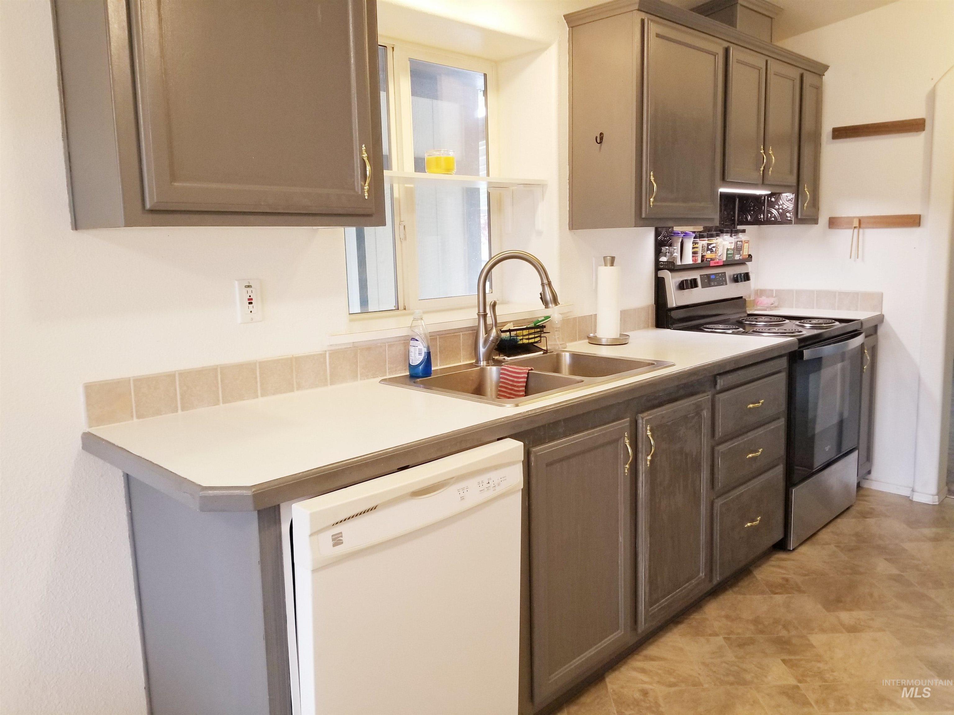 1605 Grandview Dr N, Twin Falls, Idaho 83301, 3 Bedrooms, 2 Bathrooms, Residential For Sale, Price $185,000,MLS 98992416