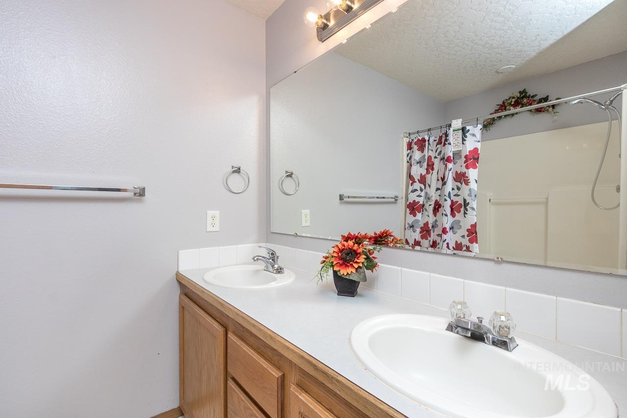 2605 Sunflower Drive, Nampa, Idaho 83686, 3 Bedrooms, 2 Bathrooms, Residential For Sale, Price $364,000,MLS 98992423