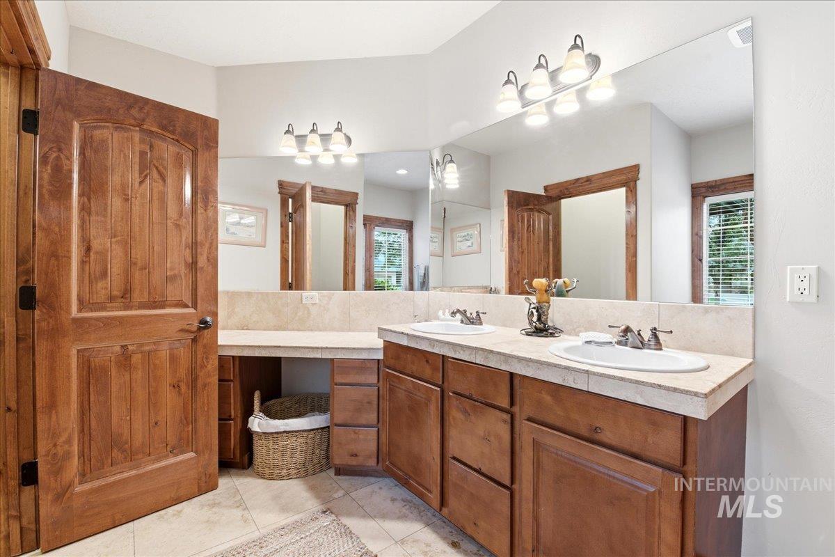 877 W Headwaters Dr., Eagle, Idaho 83616, 5 Bedrooms, 3.5 Bathrooms, Residential For Sale, Price $1,174,900,MLS 98992431