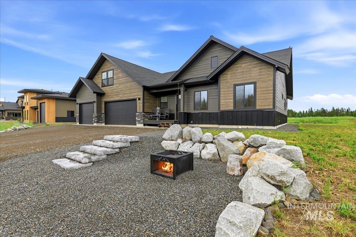 13152 Hawks Bay Rd, Donnelly, Idaho 83615, 4 Bedrooms, 2 Bathrooms, Residential For Sale, Price $869,999, 98992433