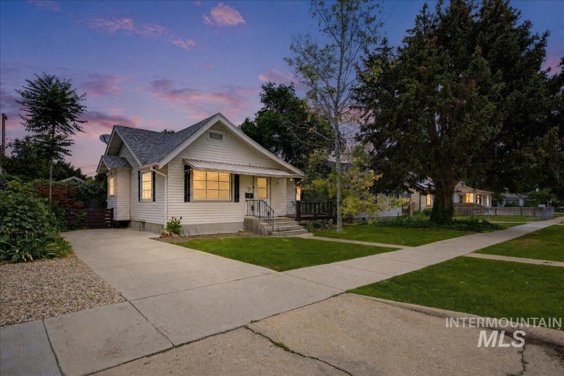 915 13th Ave S, Nampa, Idaho 83651, 3 Bedrooms, 2 Bathrooms, Residential For Sale, Price $345,000,MLS 98992438