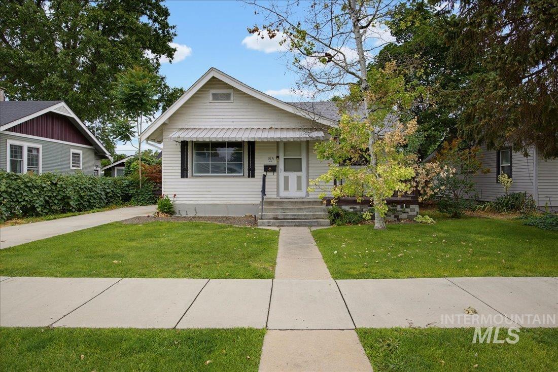 915 13th Ave S, Nampa, Idaho 83651, 3 Bedrooms, 2 Bathrooms, Residential For Sale, Price $345,000,MLS 98992438