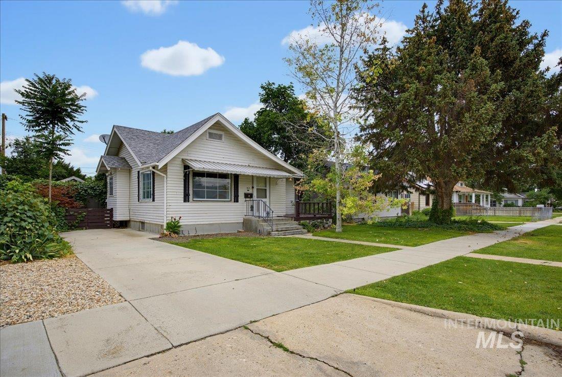 915 13th Ave S, Nampa, Idaho 83651, 3 Bedrooms, 2 Bathrooms, Residential For Sale, Price $345,000,MLS 98992438