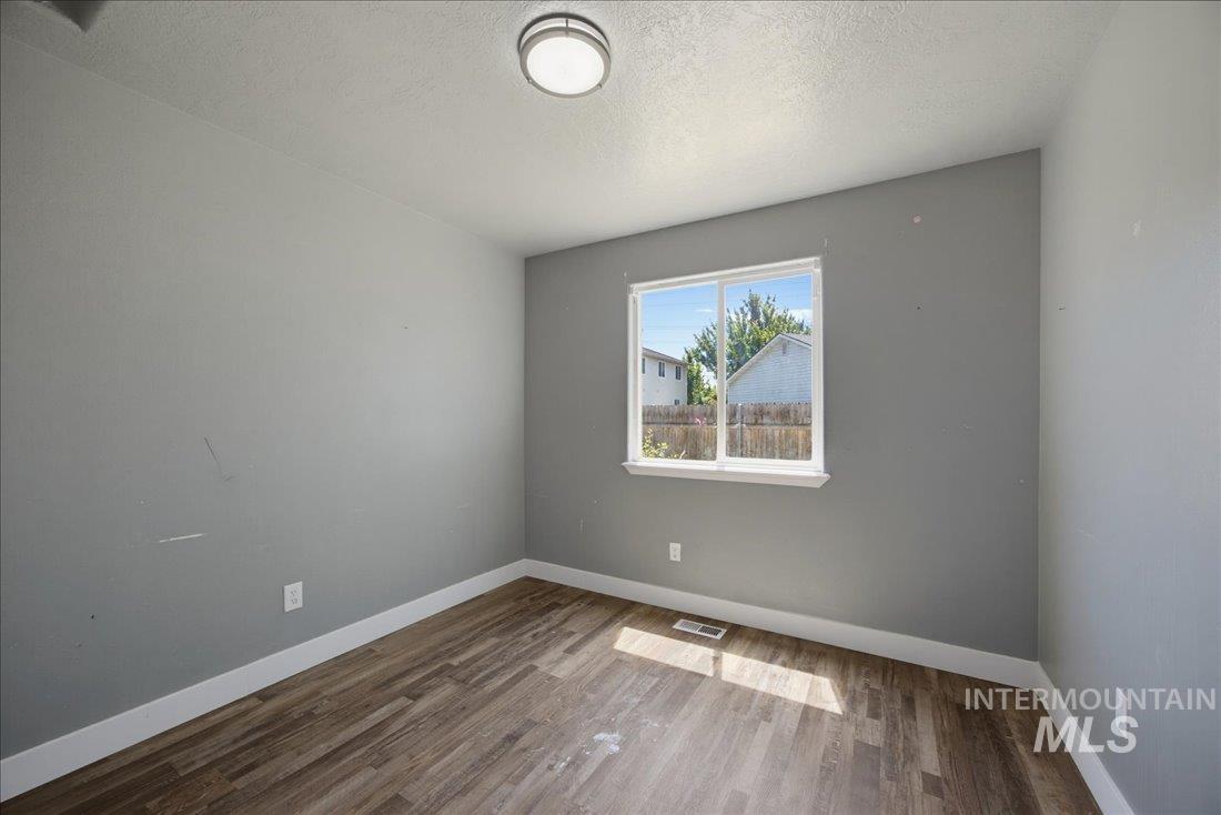 92 S Bancroft Way, Nampa, Idaho 83686, 3 Bedrooms, 2 Bathrooms, Residential For Sale, Price $319,990,MLS 98992443