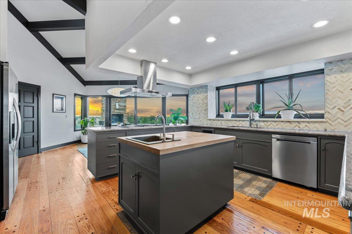 5290 N Sorrento Dr, Boise, Idaho 83704, 6 Bedrooms, 4.5 Bathrooms, Residential For Sale, Price $1,575,000, 98992450