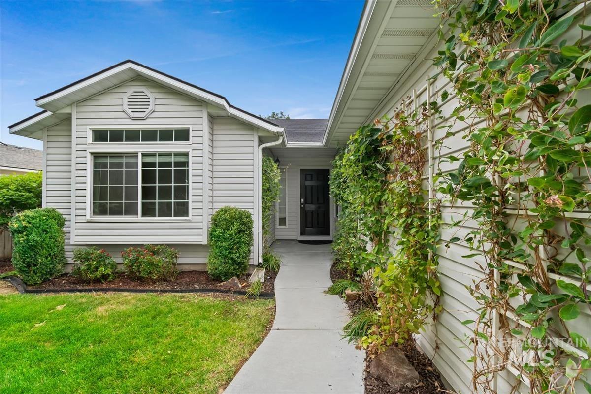 3906 E Clear Springs Dr, Nampa, Idaho 83686-3010, 3 Bedrooms, 2 Bathrooms, Residential For Sale, Price $399,000,MLS 98992456