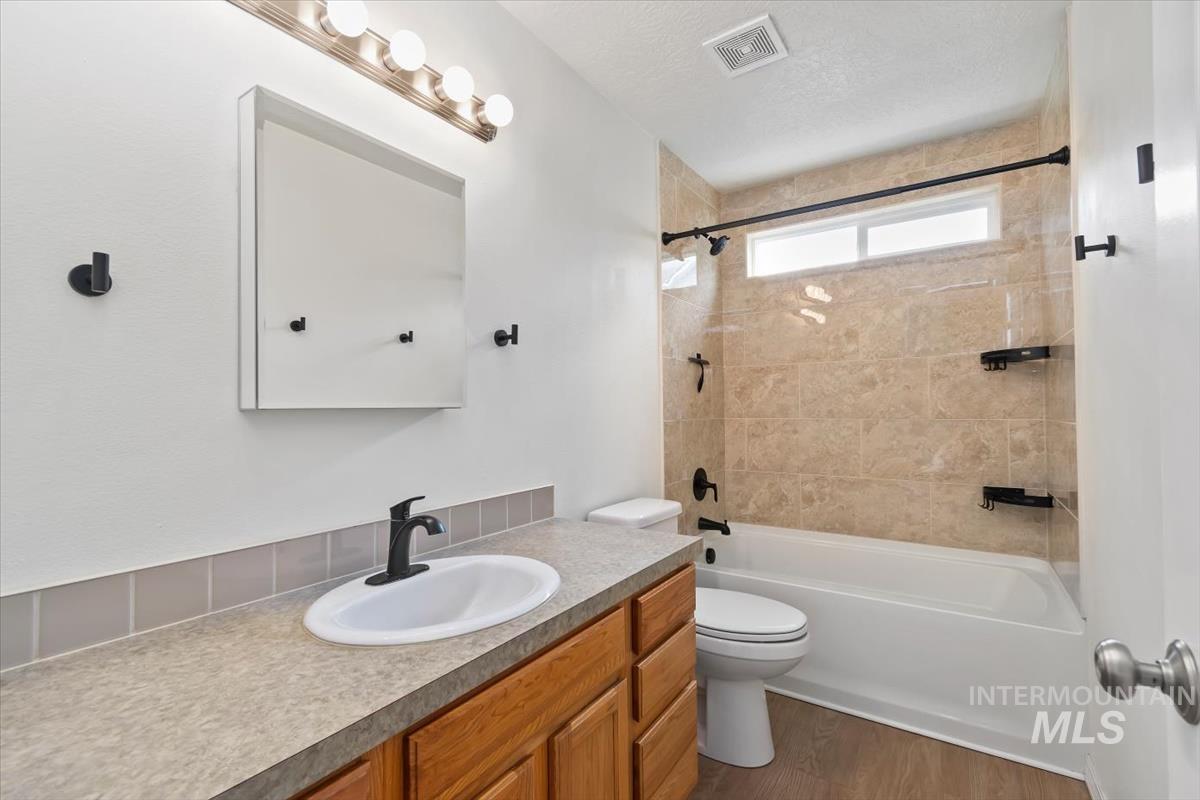 3906 E Clear Springs Dr, Nampa, Idaho 83686-3010, 3 Bedrooms, 2 Bathrooms, Residential For Sale, Price $399,000,MLS 98992456
