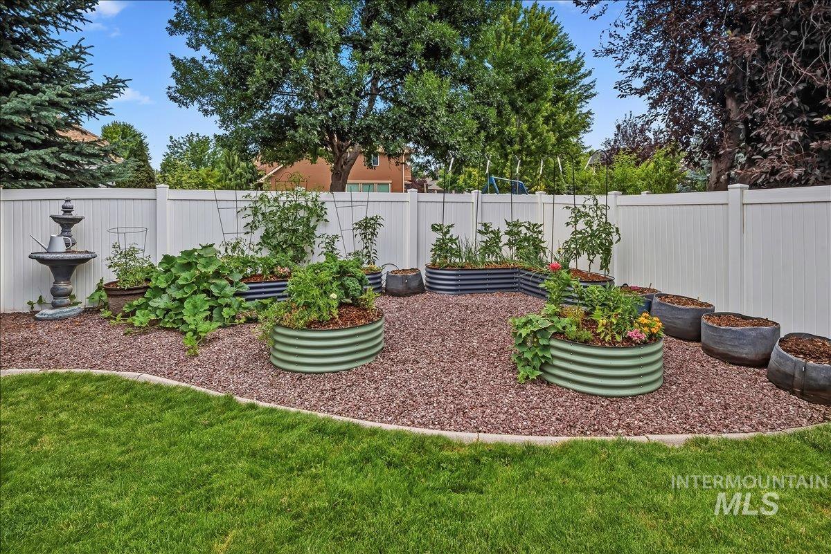 456 W Bear Track Dr, Meridian, Idaho 83642, 5 Bedrooms, 3.5 Bathrooms, Residential For Sale, Price $850,000, 98992457
