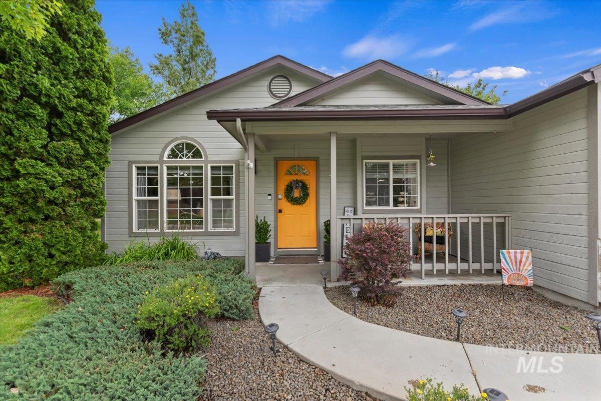 4210 E Carnation Ct., Boise, Idaho 83716-0000, 3 Bedrooms, 2 Bathrooms, Residential For Sale, Price $499,000,MLS 98992469