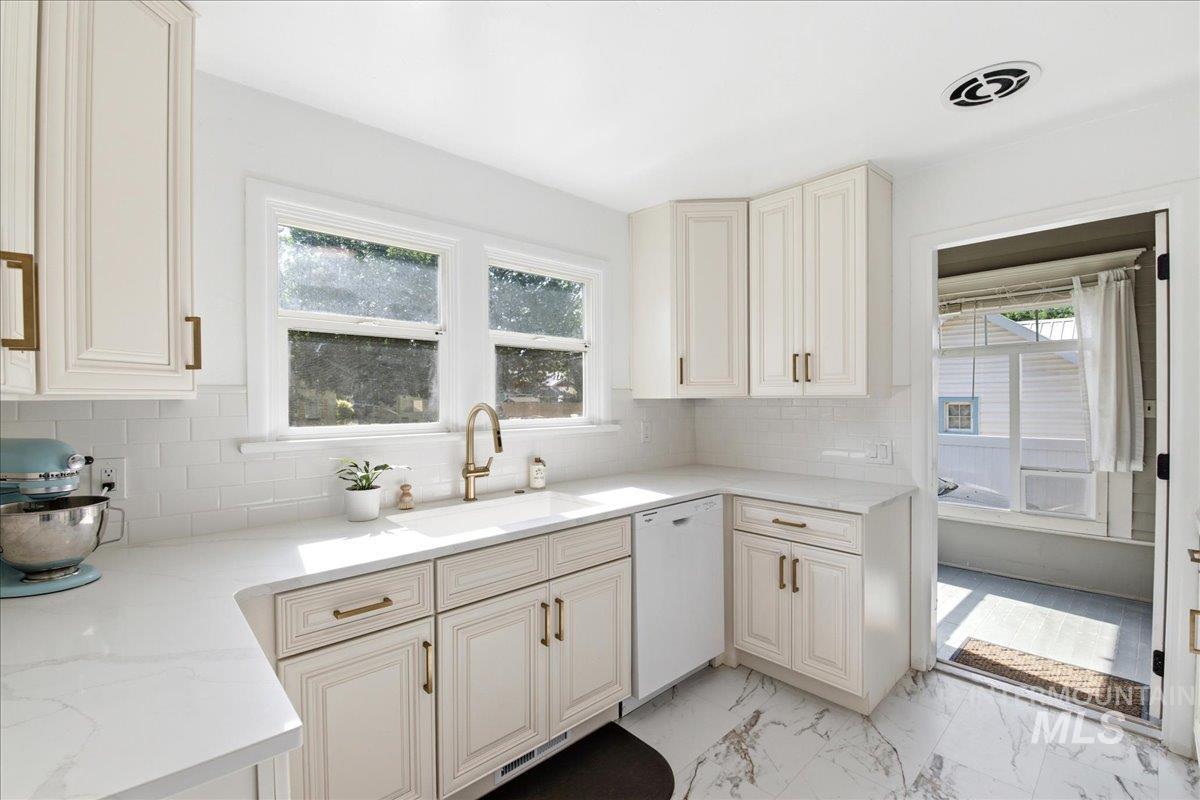 1030 Center Ave, Payette, Idaho 83661, 7 Bedrooms, 3 Bathrooms, Residential For Sale, Price $472,999, 98992483
