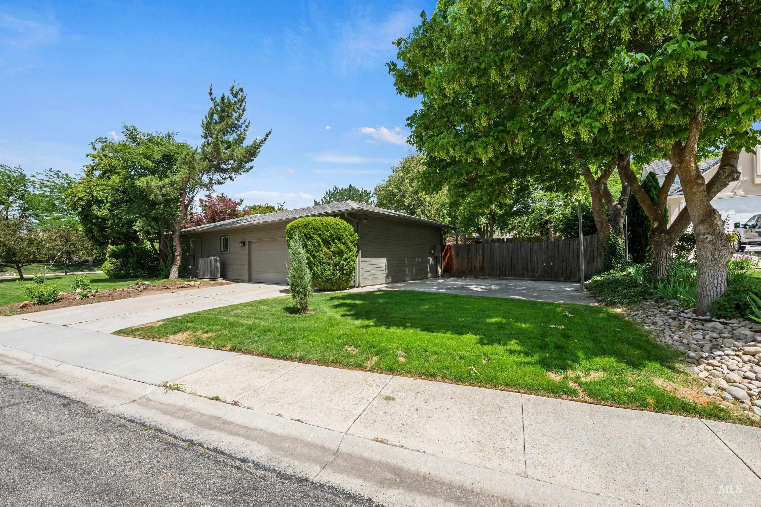 2333 Table Rock Rd, Boise, Idaho 83712, 4 Bedrooms, 3 Bathrooms, Residential For Sale, Price $899,000, 98992492