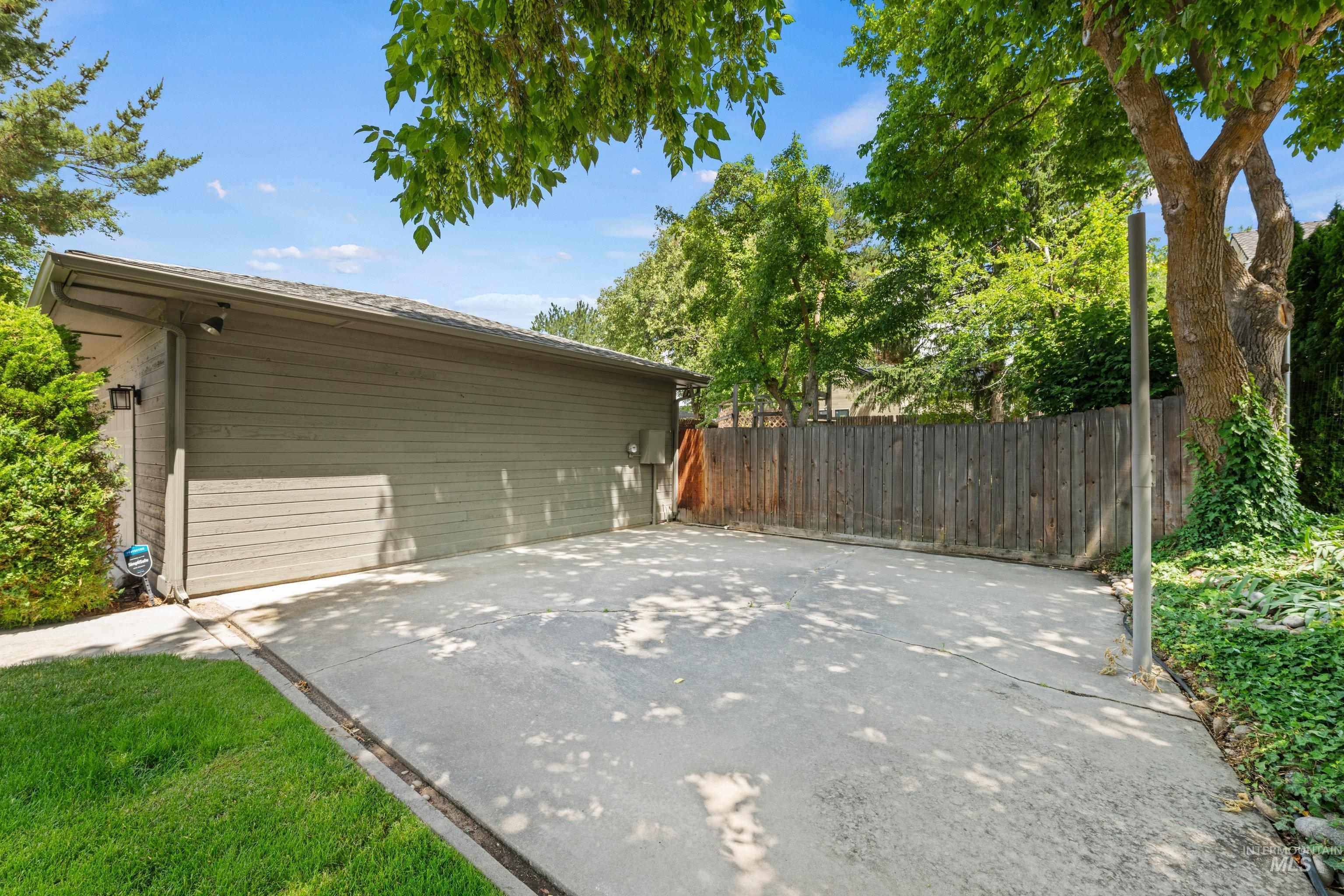 2333 Table Rock Rd, Boise, Idaho 83712, 4 Bedrooms, 3 Bathrooms, Residential For Sale, Price $899,000, 98992492