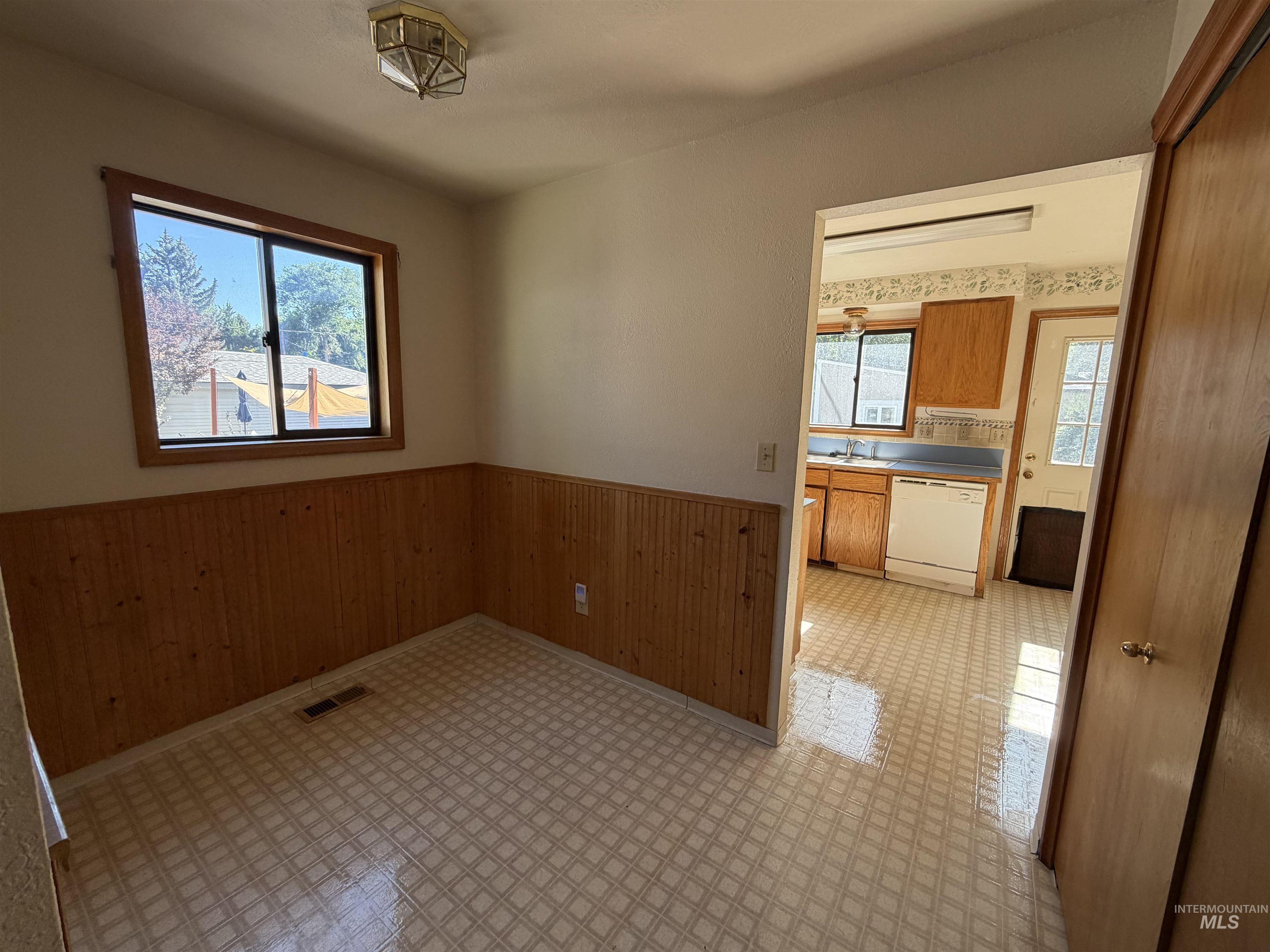 2506 N 32nd Street, Boise, Idaho 83703, 3 Bedrooms, 2 Bathrooms, Residential For Sale, Price $499,000,MLS 98992535
