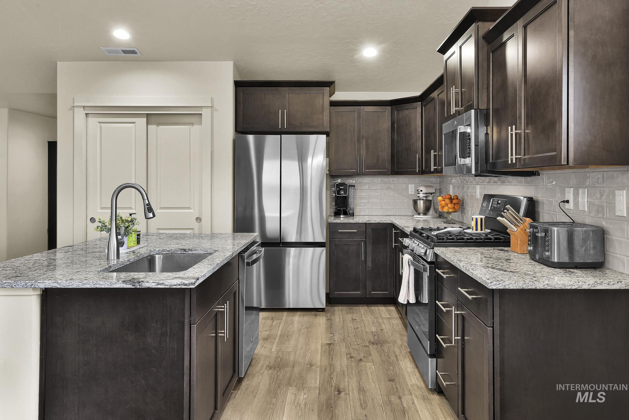 10212 W Trident Ridge Dr, Star, Idaho 83669-6431, 3 Bedrooms, 2 Bathrooms, Residential For Sale, Price $449,000,MLS 98992538