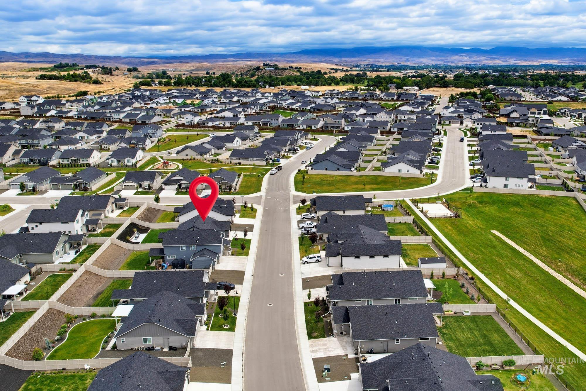 10212 W Trident Ridge Dr, Star, Idaho 83669-6431, 3 Bedrooms, 2 Bathrooms, Residential For Sale, Price $449,000,MLS 98992538