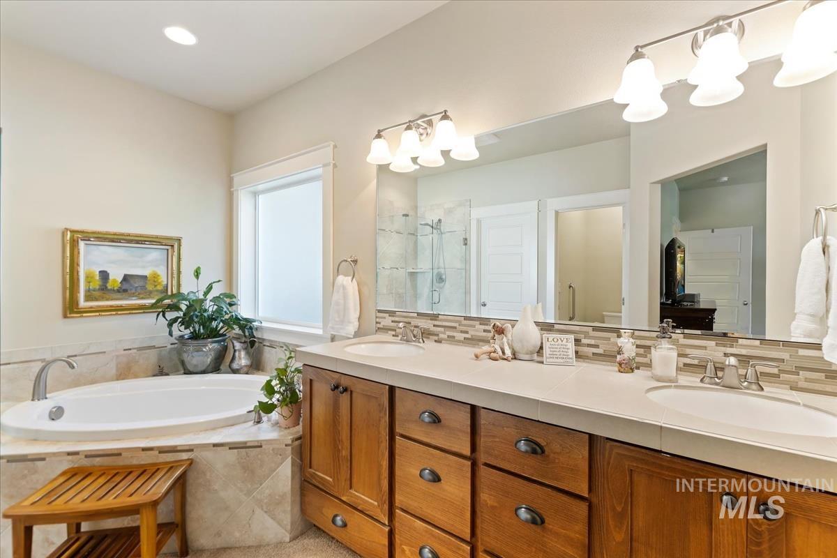 12306 S Carriage Hill Way, Nampa, Idaho 83686, 3 Bedrooms, 2 Bathrooms, Residential For Sale, Price $560,000,MLS 98992543