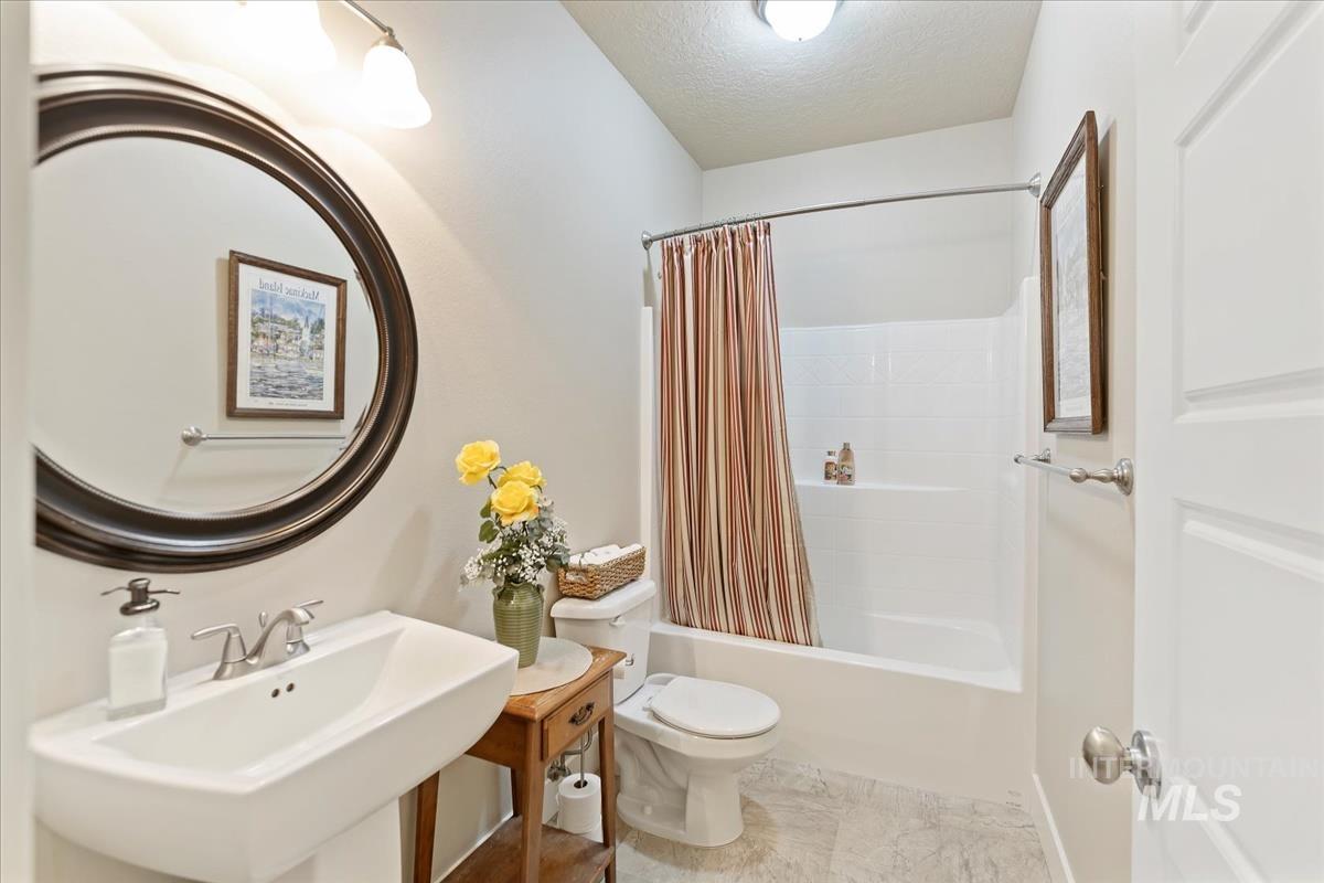 12306 S Carriage Hill Way, Nampa, Idaho 83686, 3 Bedrooms, 2 Bathrooms, Residential For Sale, Price $560,000,MLS 98992543
