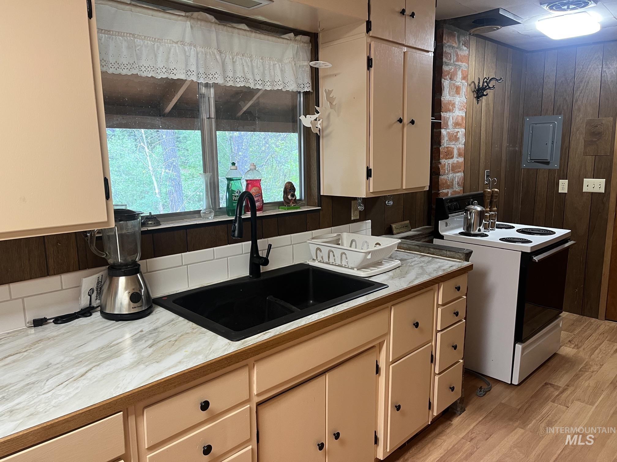 39 Mayflower Mine Rd, Placerville, Idaho 83666, 2 Bedrooms, 1 Bathroom, Residential For Sale, Price $237,500, 98992550