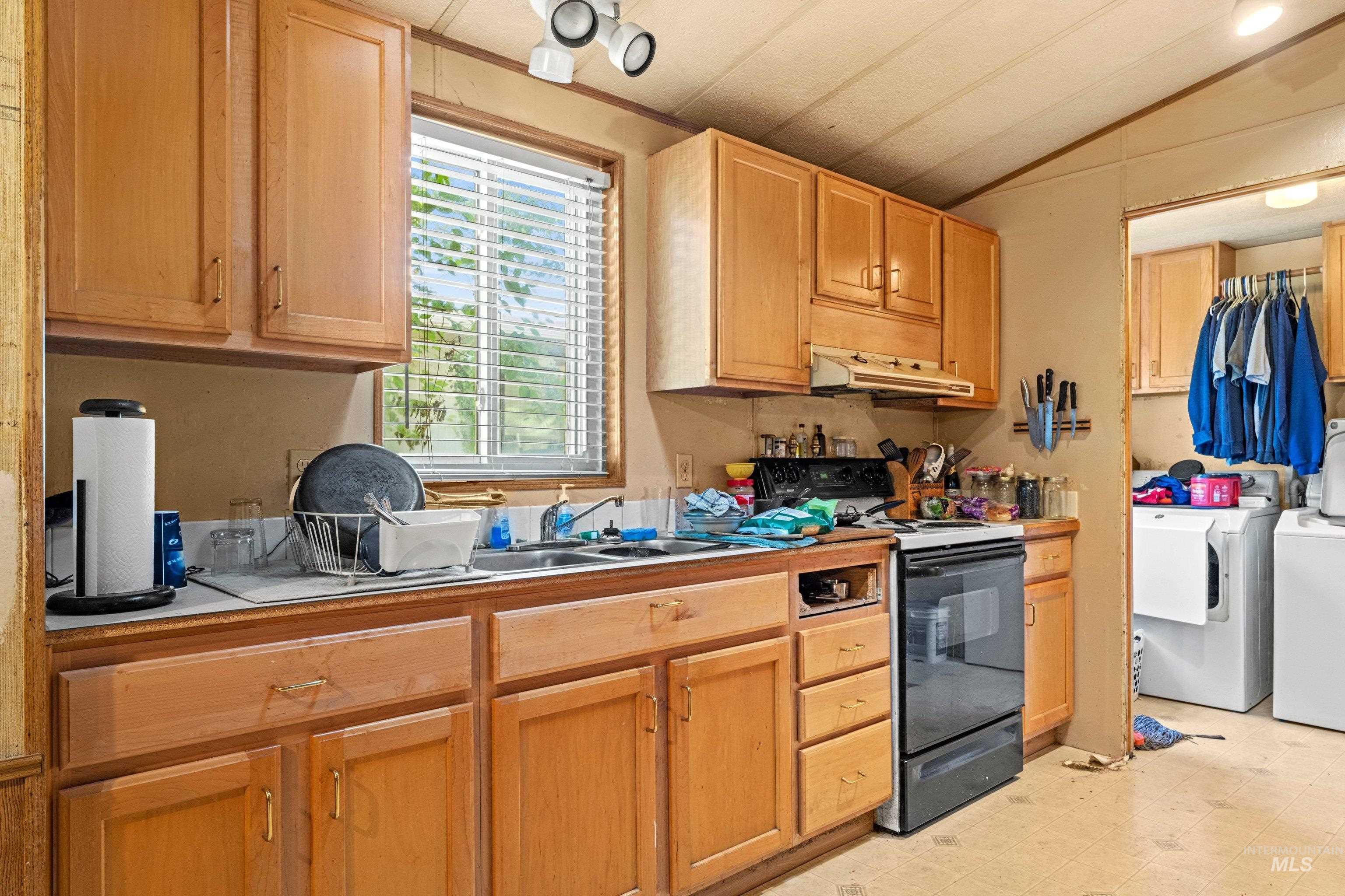 5707 E Mineral Drive, Boise, Idaho 83716, 3 Bedrooms, 2 Bathrooms, Residential For Sale, Price $199,900, 98992559