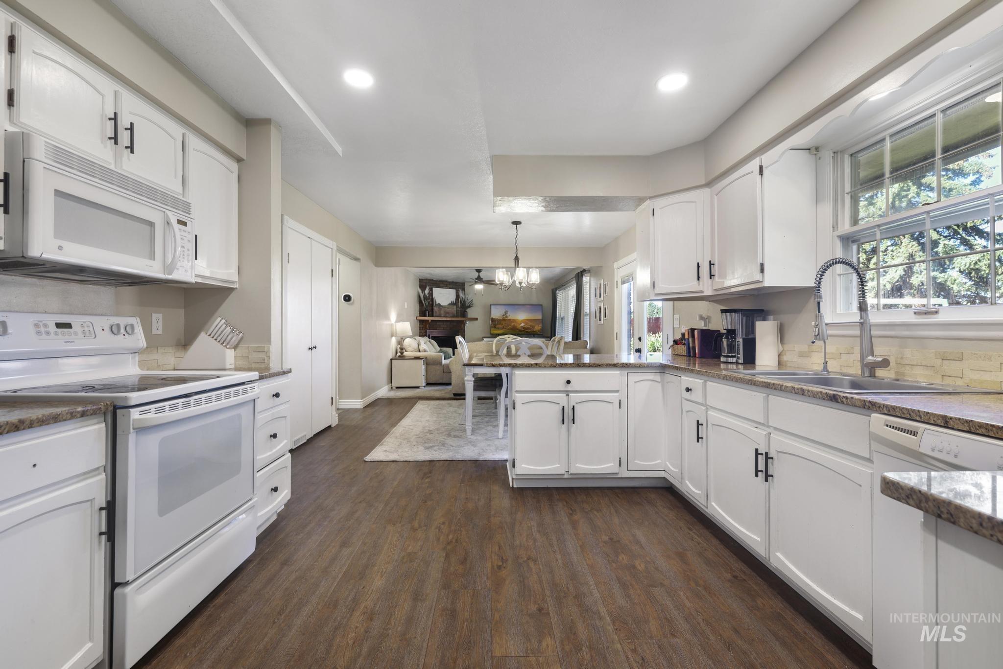1059 Pinewood Cir, Twin Falls, Idaho 83301-3338, 5 Bedrooms, 2.5 Bathrooms, Residential For Sale, Price $399,900, 98992568