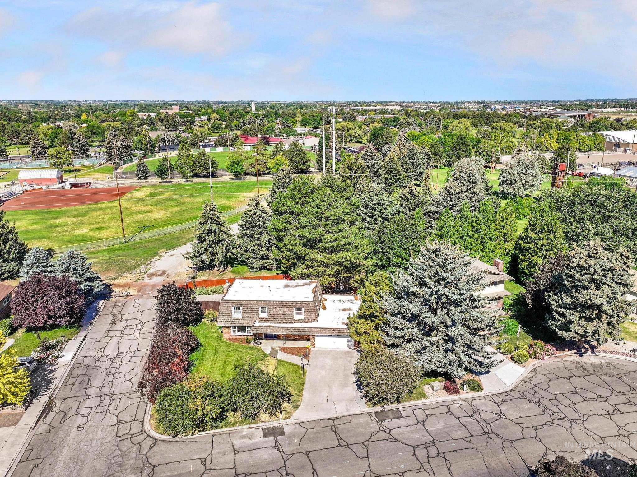 1059 Pinewood Cir, Twin Falls, Idaho 83301-3338, 5 Bedrooms, 2.5 Bathrooms, Residential For Sale, Price $399,900, 98992568