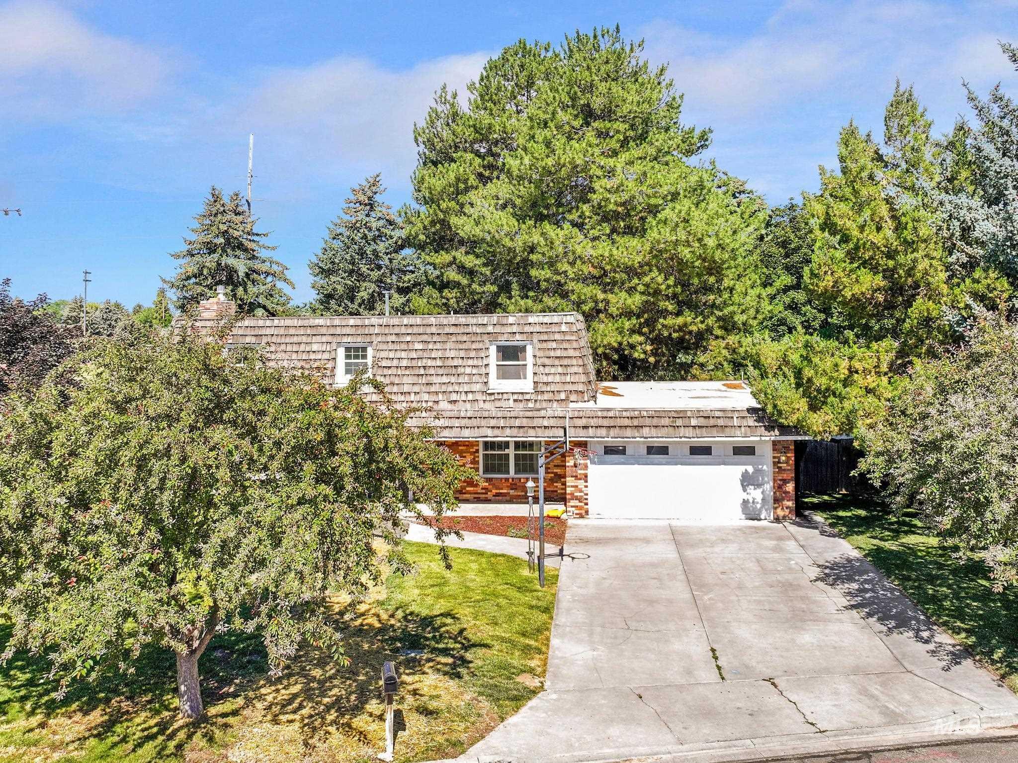 1059 Pinewood Cir, Twin Falls, Idaho 83301-3338, 5 Bedrooms, 2.5 Bathrooms, Residential For Sale, Price $399,900, 98992568