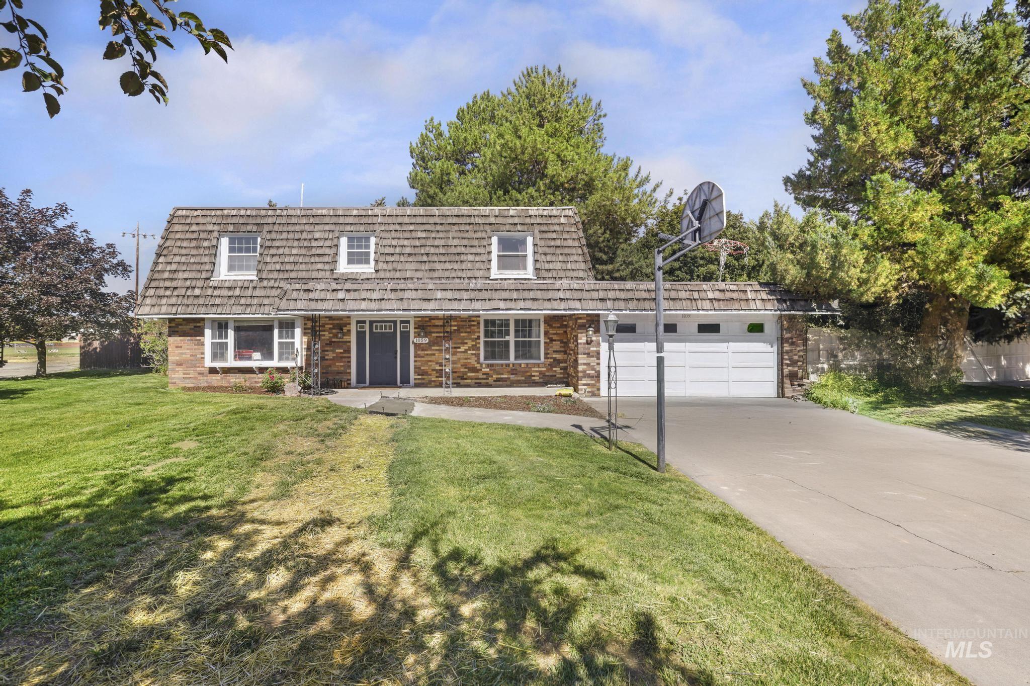 1059 Pinewood Cir, Twin Falls, Idaho 83301-3338, 5 Bedrooms, 2.5 Bathrooms, Residential For Sale, Price $399,900, 98992568