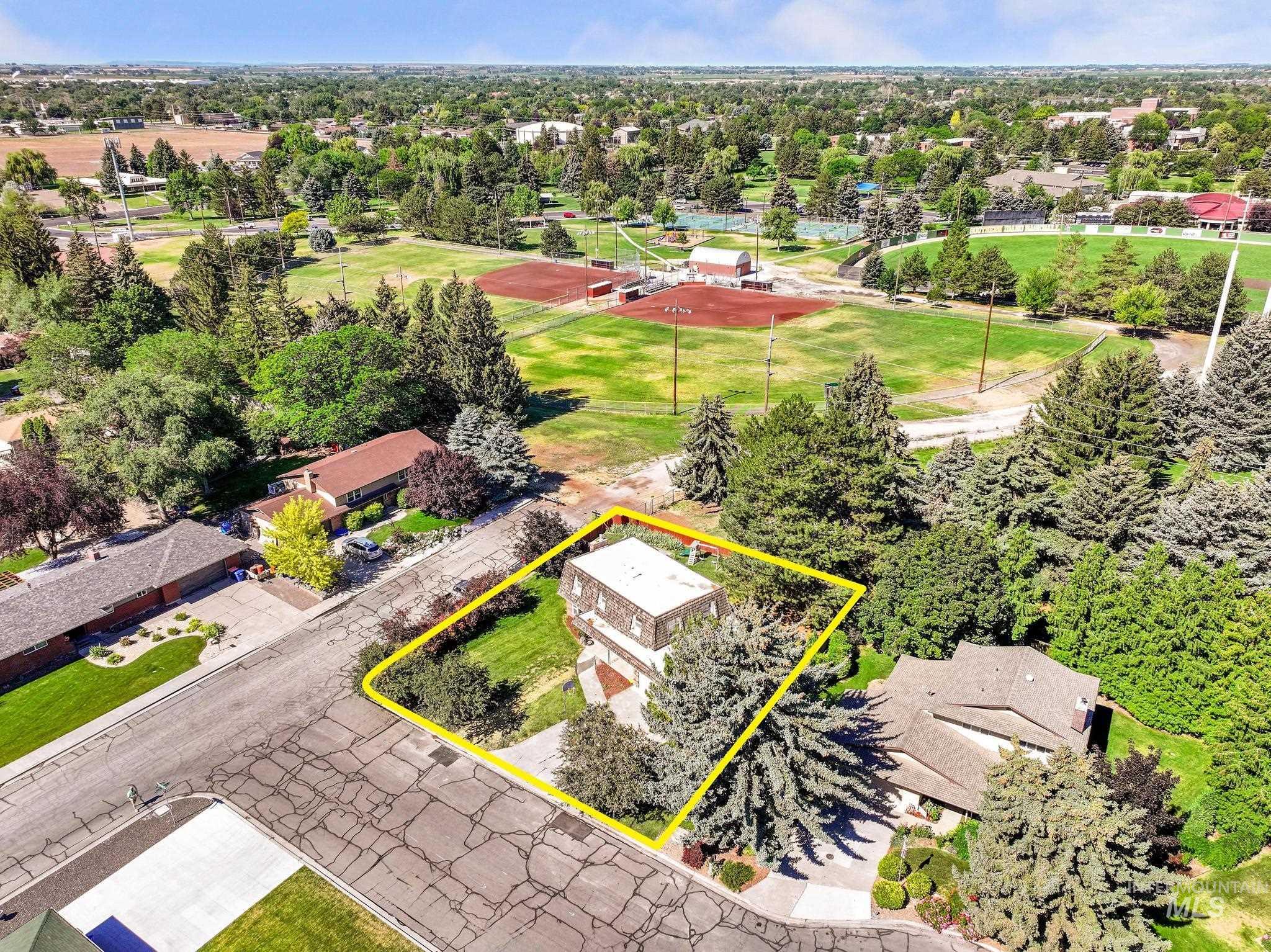 1059 Pinewood Cir, Twin Falls, Idaho 83301-3338, 5 Bedrooms, 2.5 Bathrooms, Residential For Sale, Price $399,900, 98992568