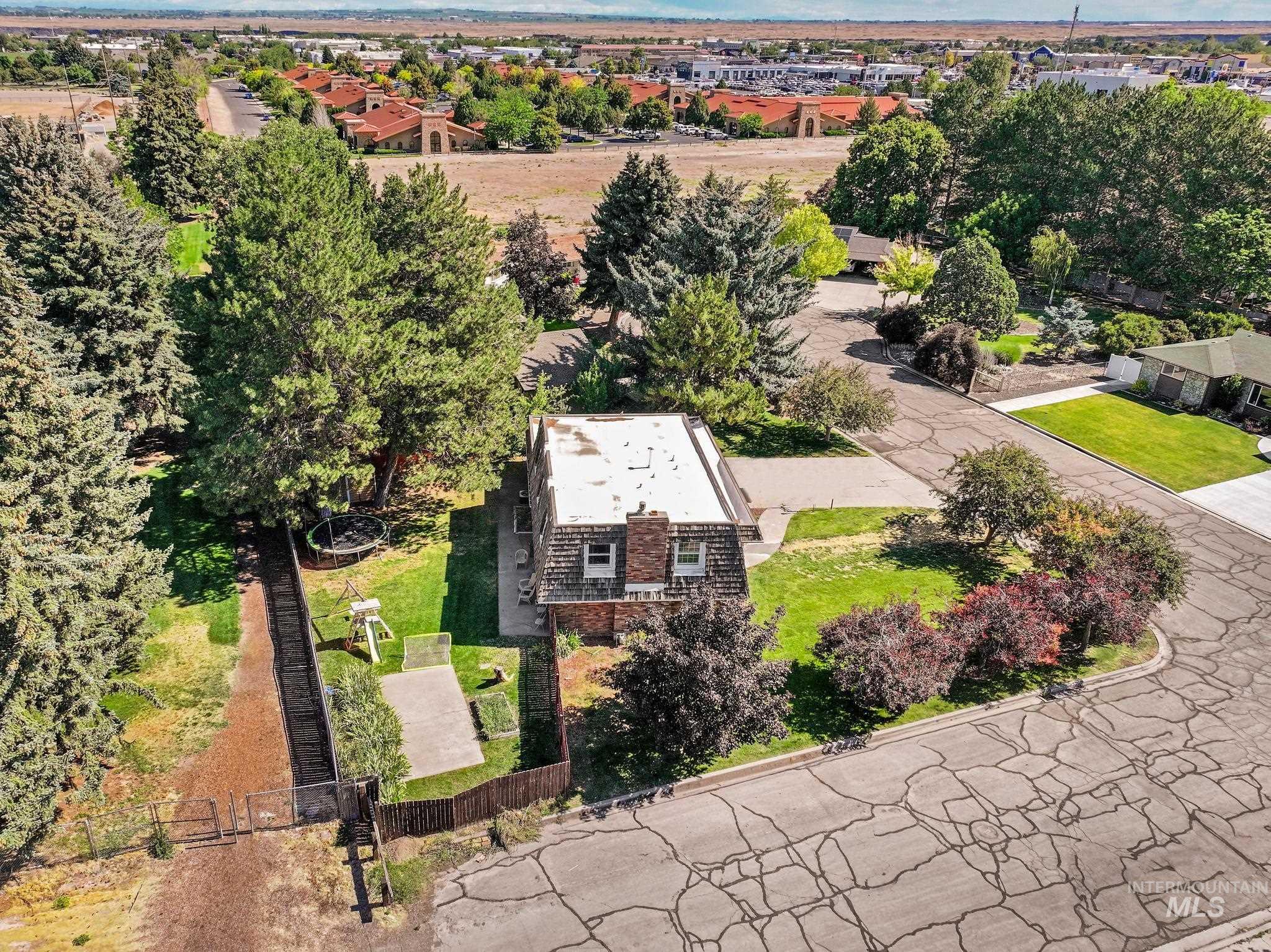1059 Pinewood Cir, Twin Falls, Idaho 83301-3338, 5 Bedrooms, 2.5 Bathrooms, Residential For Sale, Price $399,900, 98992568