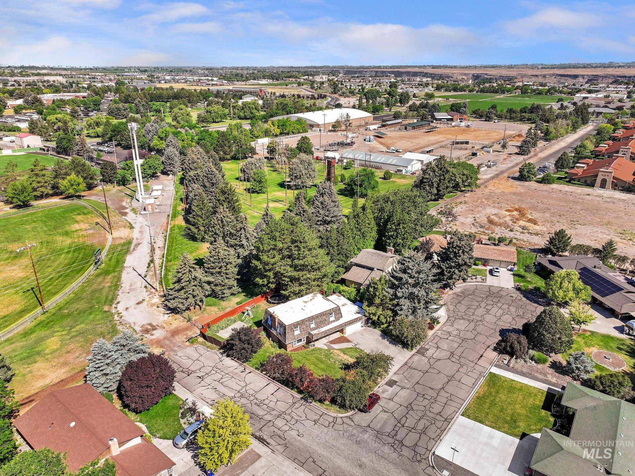 1059 Pinewood Cir, Twin Falls, Idaho 83301-3338, 5 Bedrooms, 2.5 Bathrooms, Residential For Sale, Price $399,900, 98992568