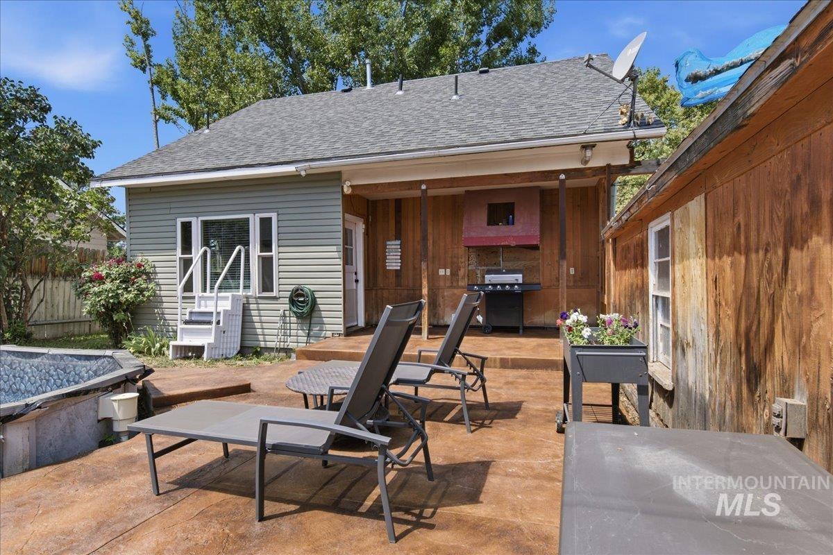 2415 Iowa Ave, Caldwell, Idaho 83605, 3 Bedrooms, 2 Bathrooms, Residential For Sale, Price $340,000,MLS 98992600