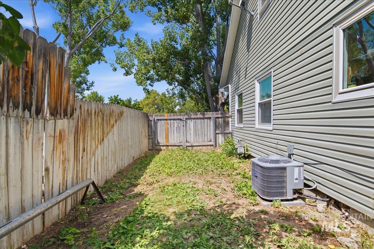 2415 Iowa Ave, Caldwell, Idaho 83605, 3 Bedrooms, 2 Bathrooms, Residential For Sale, Price $340,000,MLS 98992600
