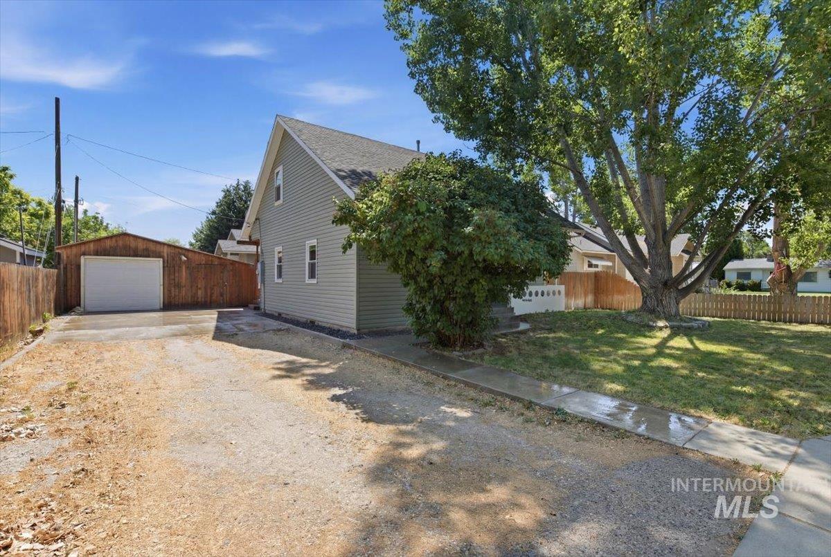 2415 Iowa Ave, Caldwell, Idaho 83605, 3 Bedrooms, 2 Bathrooms, Residential For Sale, Price $340,000,MLS 98992600